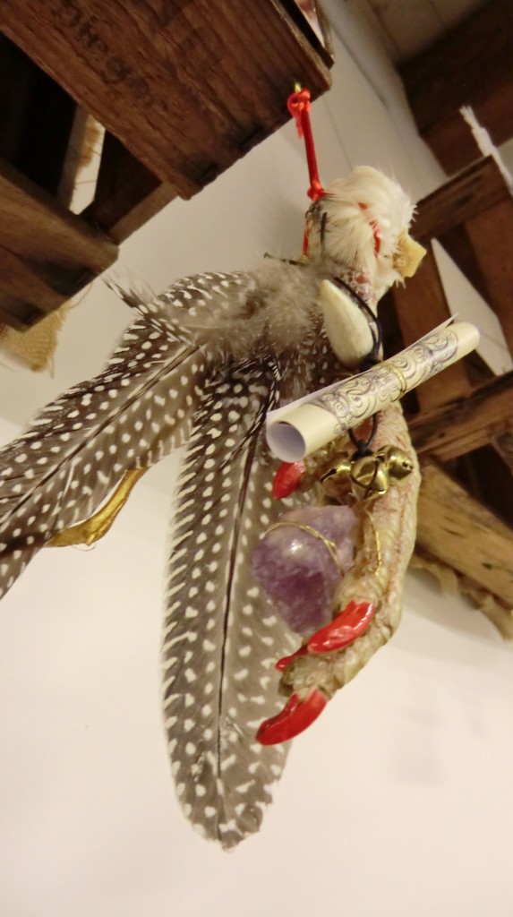 Devotionalien: Getrocknete Hahnenfüße mit rot lackierten Nägeln.